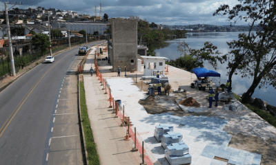 Nova orla de Cariacica em obras, com materiais de construção e o mar ao fundo