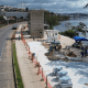 Nova orla de Cariacica em obras, com materiais de construção e o mar ao fundo