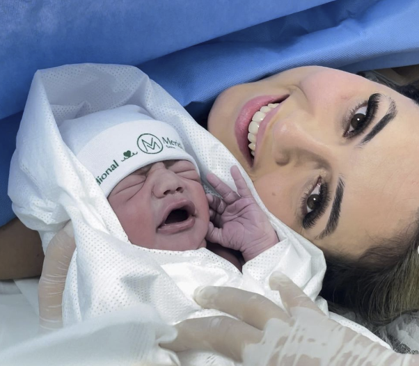 Mãe e filho recém-nascido ainda no centro cirúrgico.