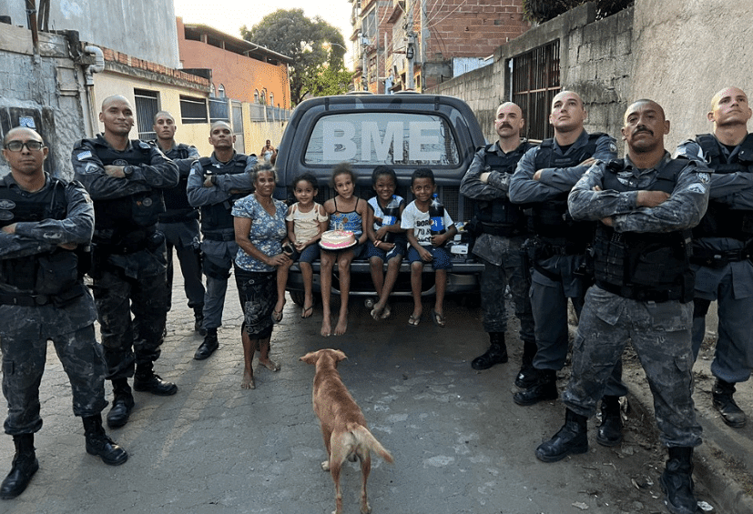 Policiais Militares surpreendem criança com bolo de aniversário em Vila Velha. Foto: Divulgação
