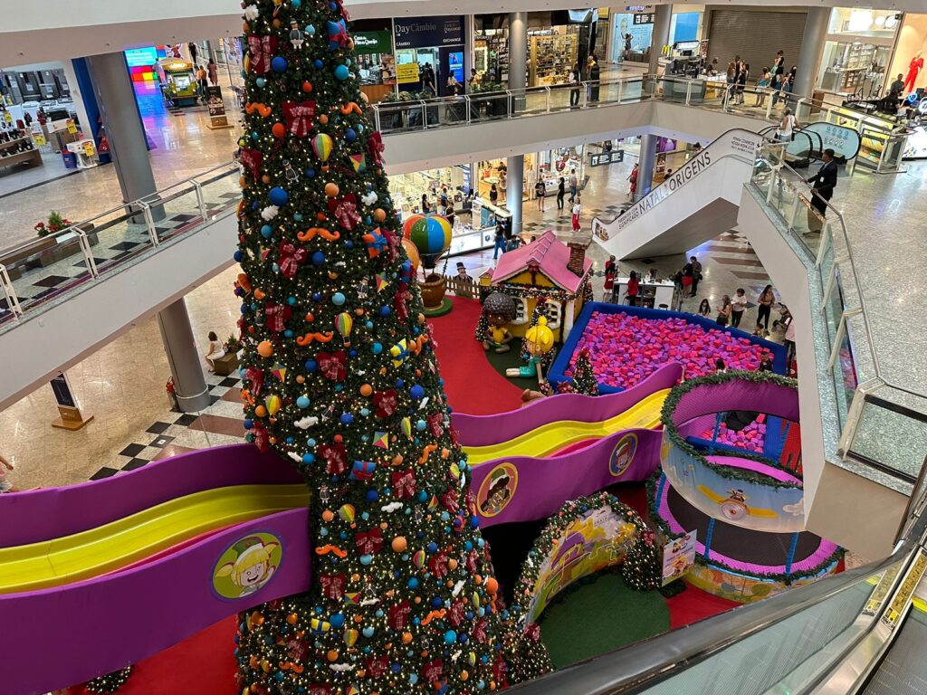 Brinquedos e árvore de Natal no Shopping Praia da Costa, em Vila Velha. Também da para ver as lojas e o movimento de pessoas