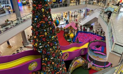 Brinquedos e árvore de Natal no Shopping Praia da Costa, em Vila Velha. Também da para ver as lojas e o movimento de pessoas