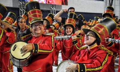 Integrantes de bateria de escola de samba