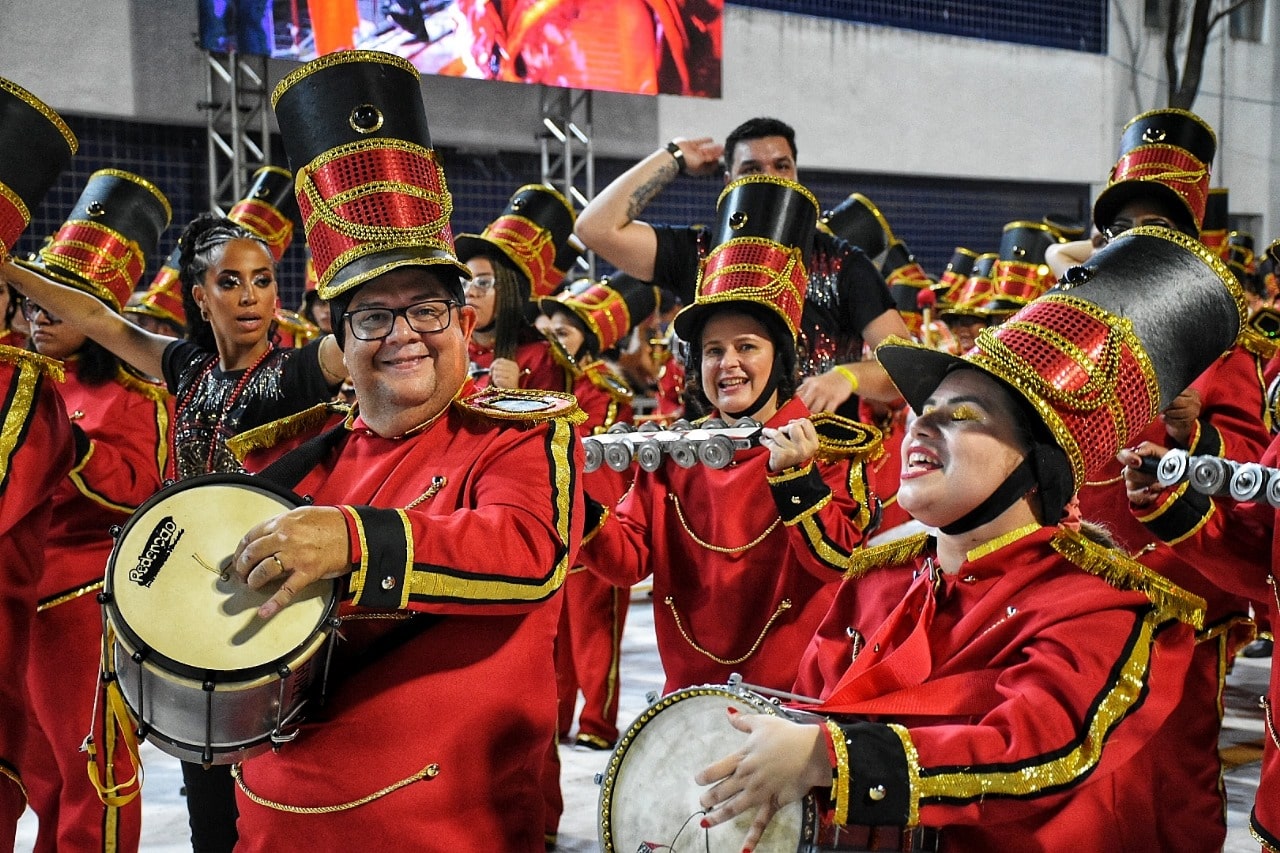 Integrantes de bateria de escola de samba