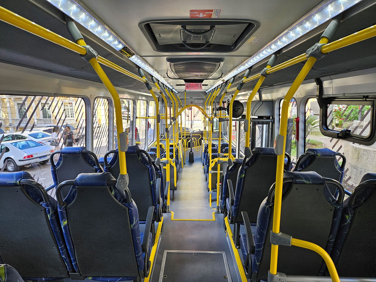Interior do ônibus 100% elétrico
