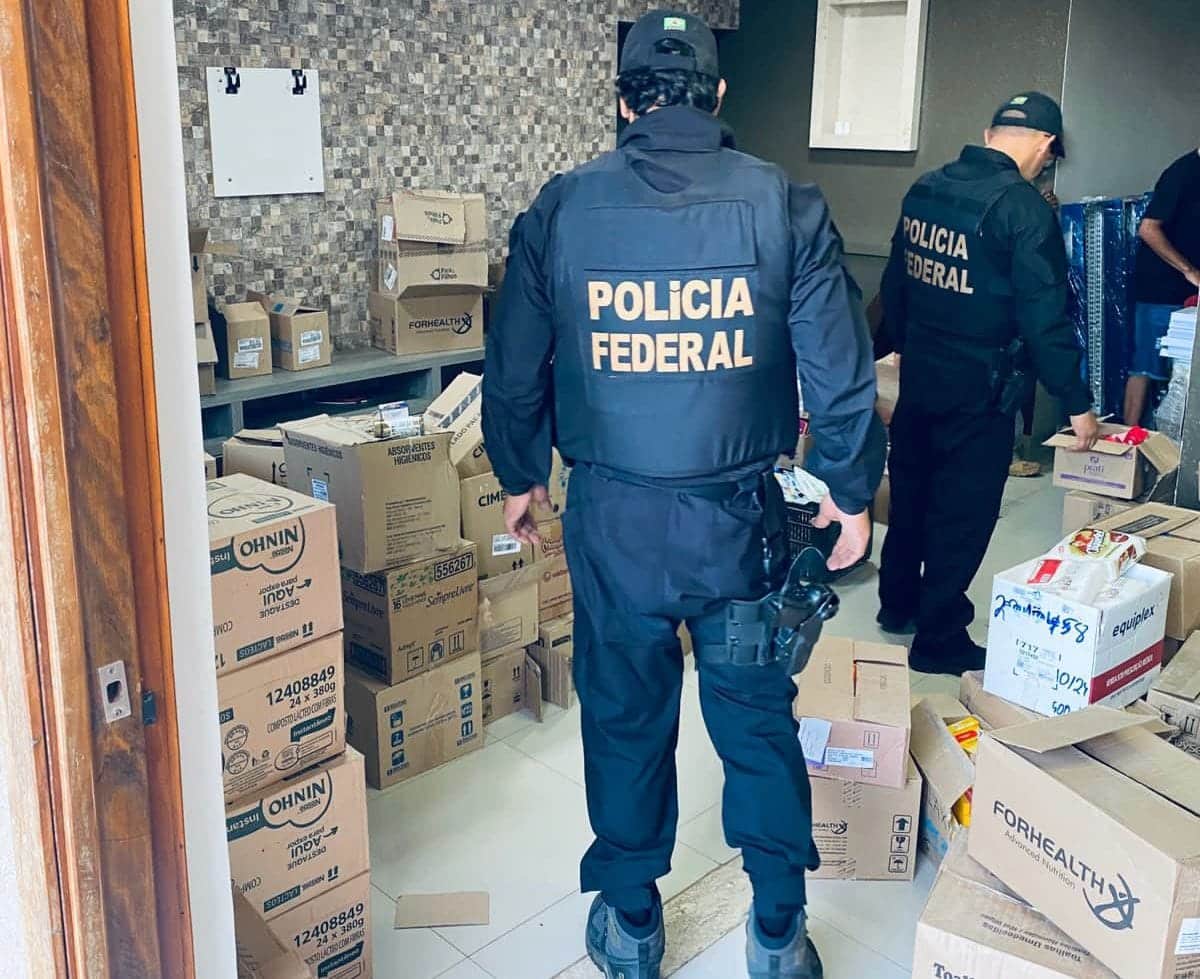 Policiais Federais durante operação