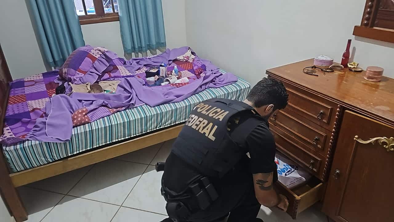 Policial Feral cumprindo mandado de busca e apreensão