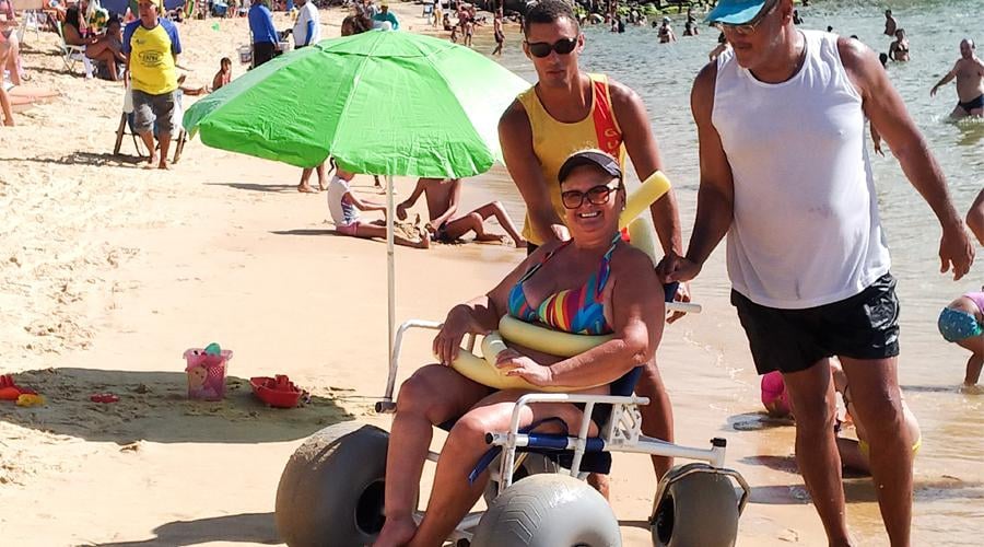 cadeirante no programa praia acessível