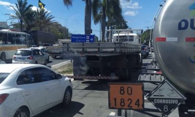 Muitos carros na BR 101, na Serra. Longo engarrafamento.