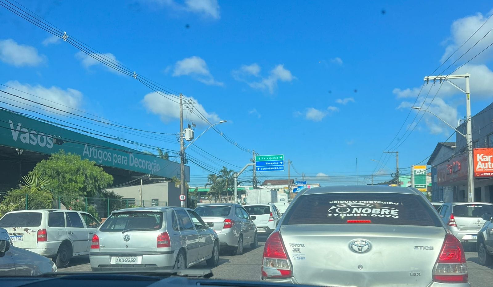 Muitos carros na BR 101, na Serra. Longo engarrafamento.