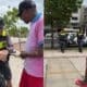 Policiais militares abordam Anderson Nunes na orla de Camburi e conduzem ele para a delegacia.