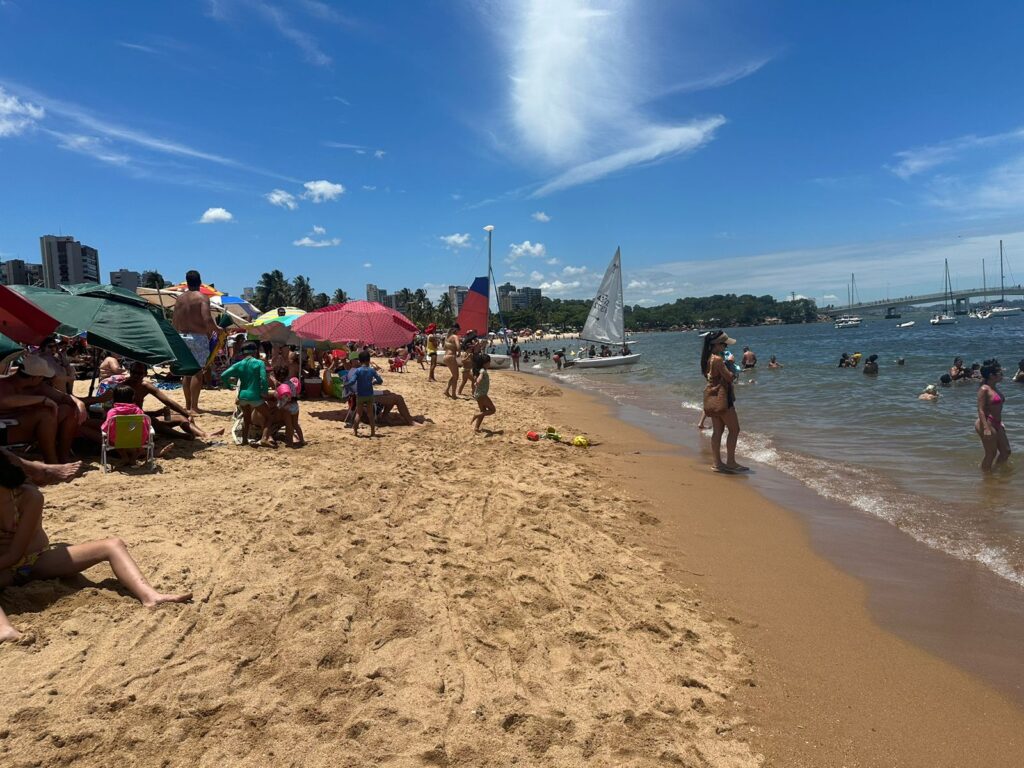 Banhistas aproveitam dia de sol na Praia da Guarderia, em Vitória. 