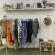 Arara de brecho do Centro de Vitória com roupas, acessórios e objetos expostos