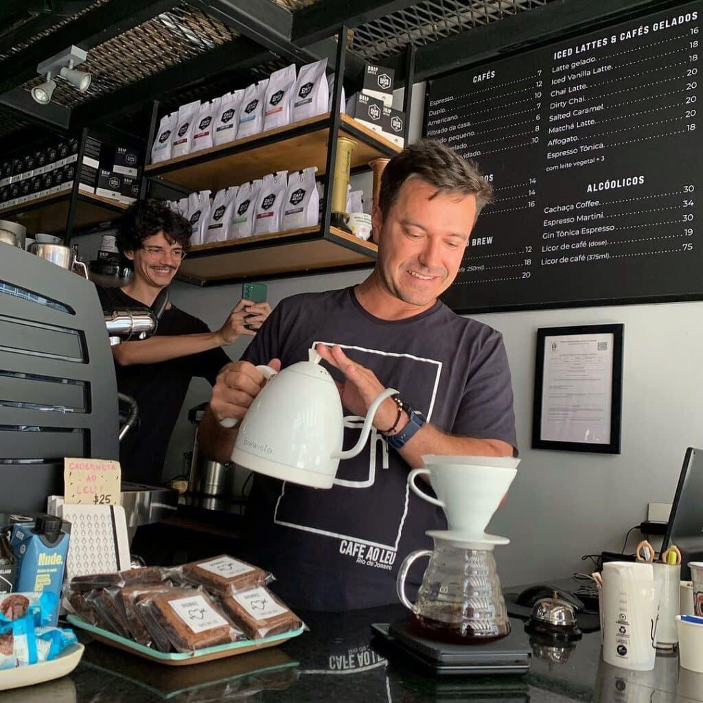 Barista preparando um café especial no Hario V60 no Café ao Leo. Leonardo Gonçalves está entre os palestrantes confirmados no Conexão Caparaó.