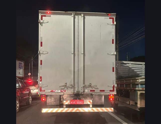 Caminhões flagrados na Terceira Ponte.