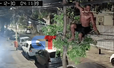 Homem se equilibrando em cabos para furtar