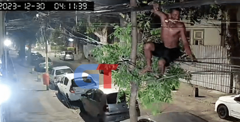 Homem se equilibrando em cabos para furtar