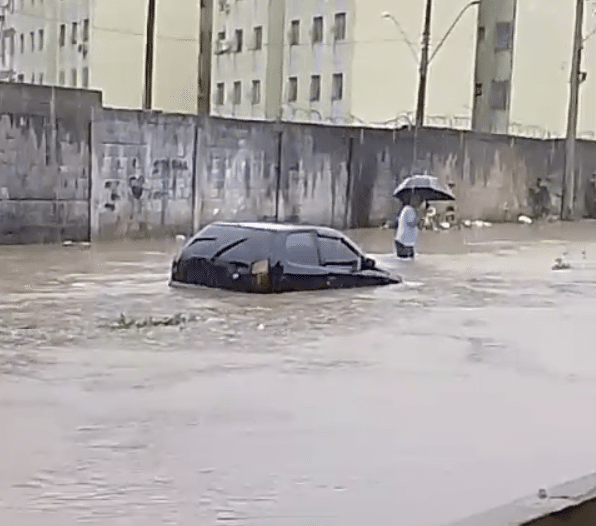 Carro fica submerso em alagamento em Cariacica