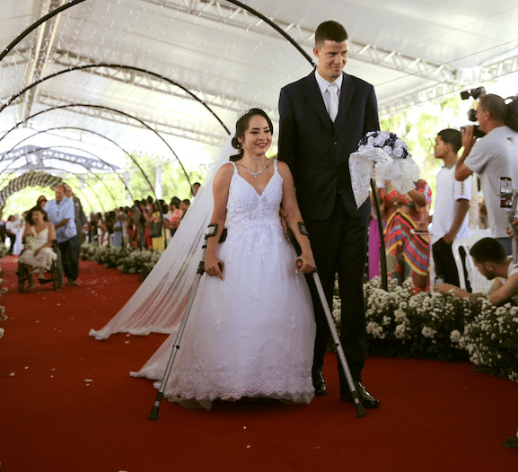 Paulla e Samuel - casal com deficiência - vestidos de noivos no tapete vermelho do casamento comunitário da Serra