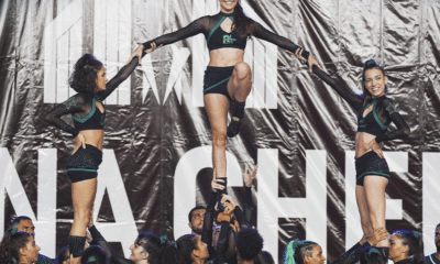 Jovens fazendo acrobacias em evento de Cheerleader