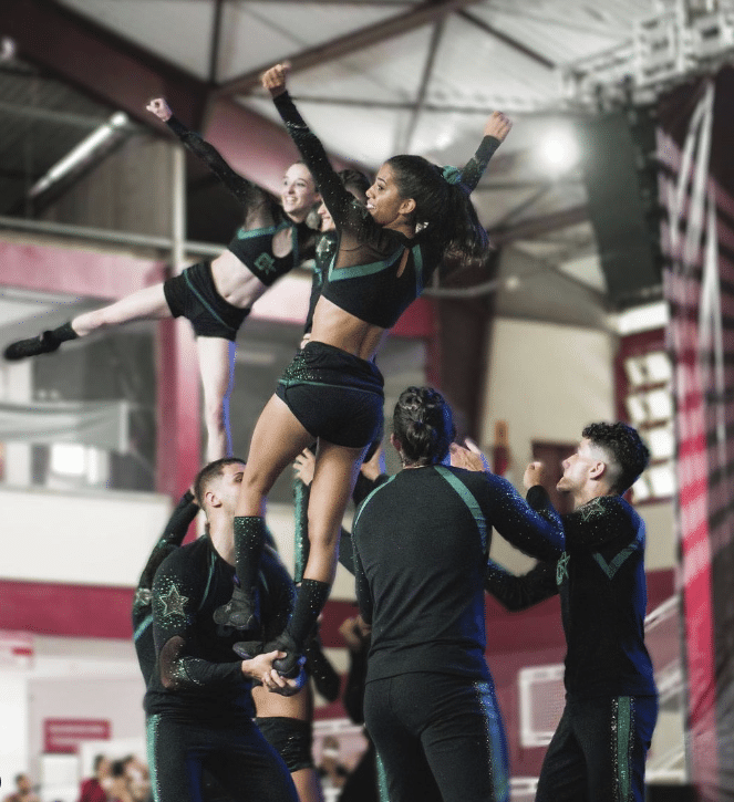 Jovens fazendo acrobacias em evento de cheerleading