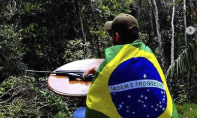 Empresário e político do Partido Liberal (PL)Thiago Oliveira do Nascimento enrolado em uma bandeira do Brasil