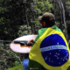 Empresário e político do Partido Liberal (PL)Thiago Oliveira do Nascimento enrolado em uma bandeira do Brasil