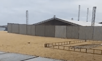 Estrutura de metal sendo montada na areia da praia de Itapuã, em Vila Velha, para o Jesus Vida Verão.