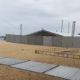 Estrutura de metal sendo montada na areia da praia de Itapuã, em Vila Velha, para o Jesus Vida Verão.