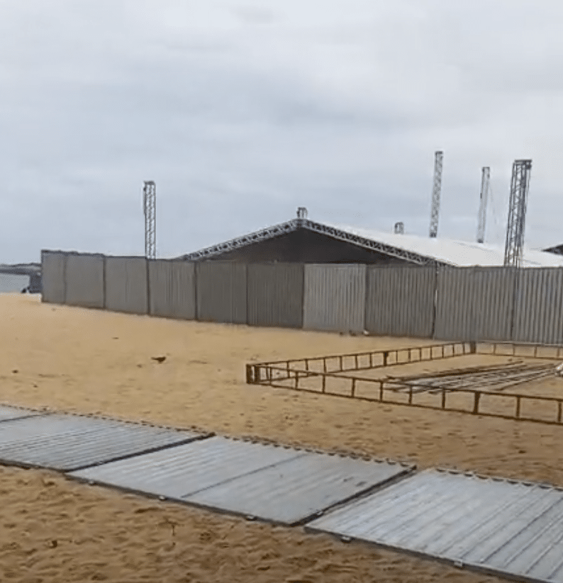 Estrutura de metal sendo montada na areia da praia de Itapuã, em Vila Velha, para o Jesus Vida Verão.