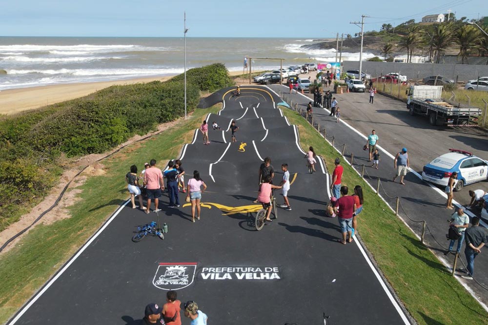 Pessoas aproveitam uma pista na frente da praia para andar de skate e bicicleta. A pista de pumtrack fica em Ponta da Fruta, Vila Velha