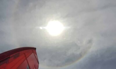 Um arco-íris em volta do sol, esse fenômeno é conhecido como Halo Solar.