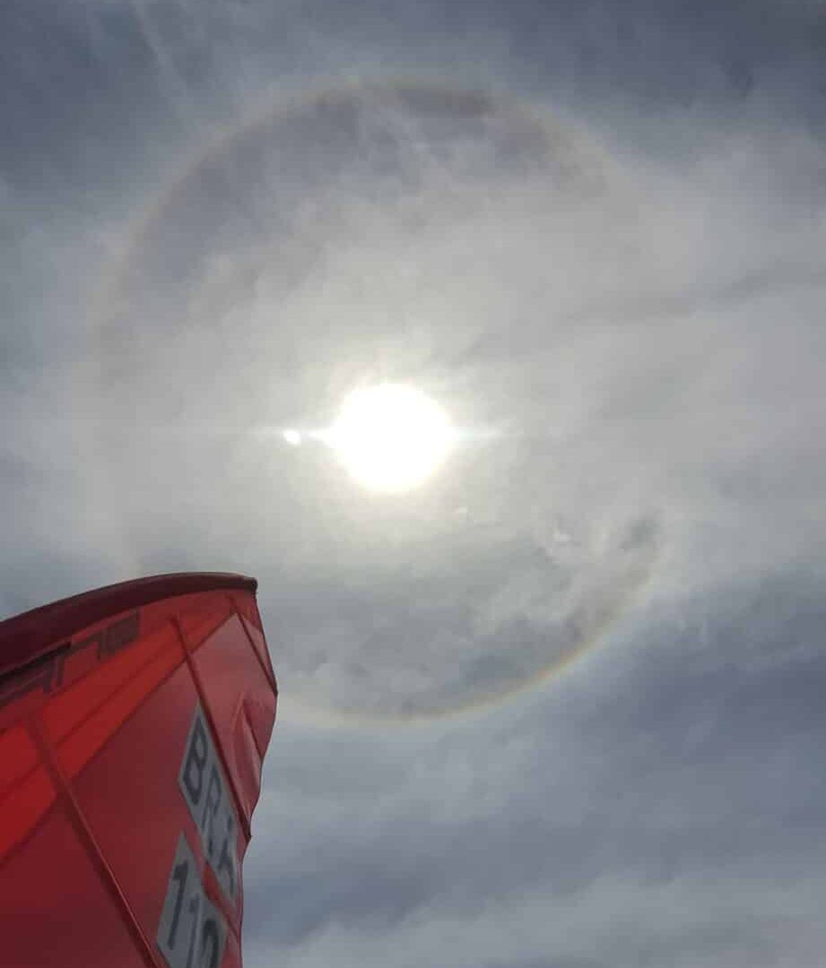 Um arco-íris em volta do sol, esse fenômeno é conhecido como Halo Solar.