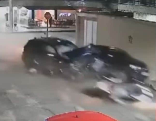 Dois carros se chocam após acidente em Guarapari em um cruzamento na Praia do Morro.