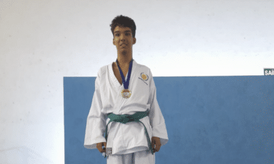 Paratleta de Karate Victor Luiz Bezerra no podium em primeiro lugar no campeonato brasileiro.