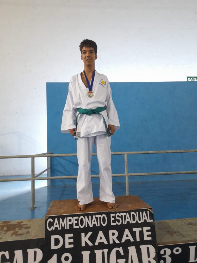 Paratleta de Karate Victor Luiz Bezerra no podium em primeiro lugar no campeonato brasileiro.
