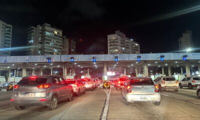 Muitos carros parados no pedágio da Terceira Ponte, no sentido Vitória