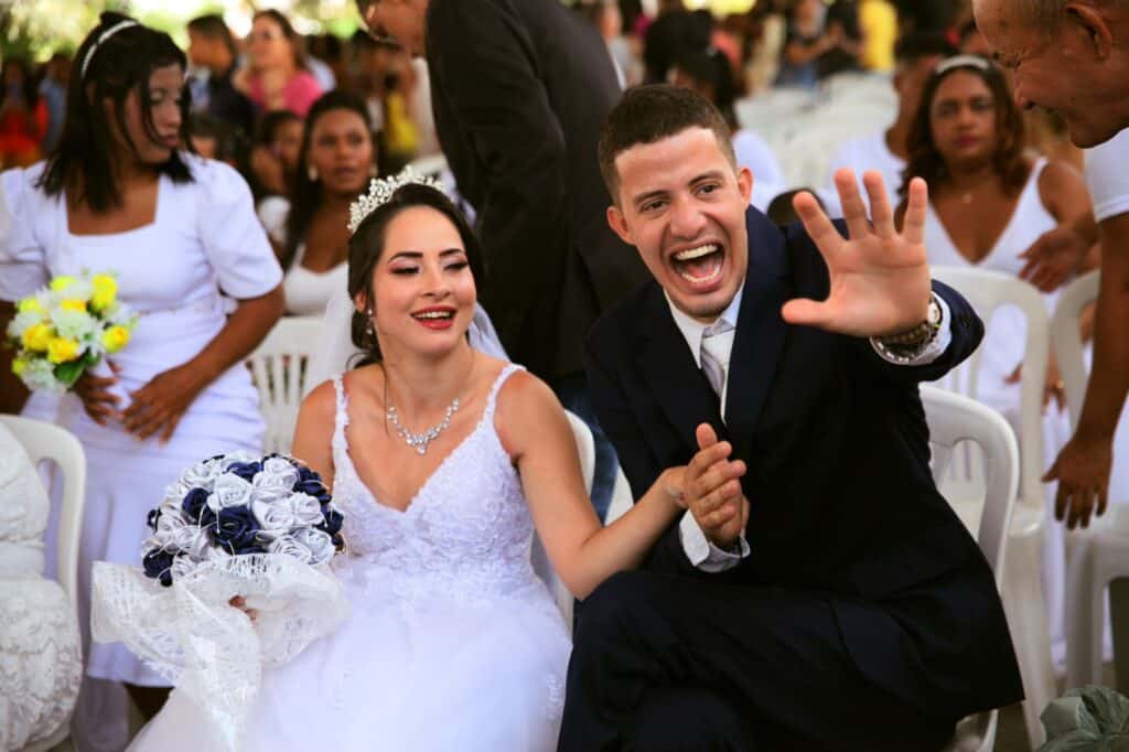 Paulla e Samuel vestidos de noivos no tapete vermelho do casamento comunitário da Serra