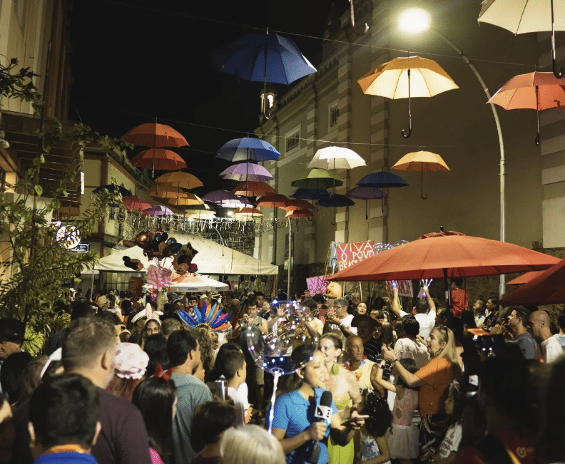 Pessoas curtindo o Santo Boteco na rua de lazer de Santa Teresa em clima de carnaval