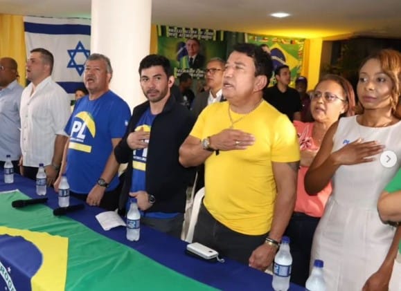 Thiago Nascimento canta o Hino Nacional ao lado de Magno Malta, em seu ato de filiação. Foto: Reprodução Instagram