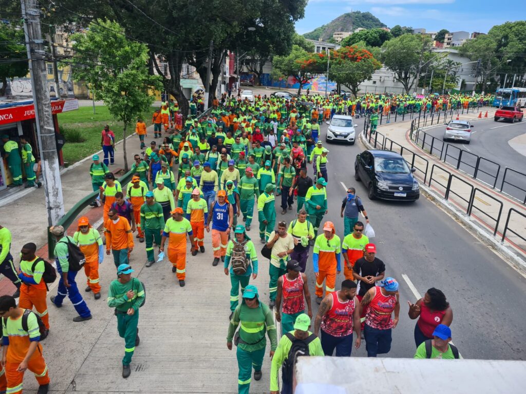 Muitos trabalhadores da limpeza urbana fazem caminhada em protesto na Curva do Saldanha, em Vitória.