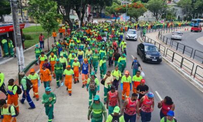 Muitos trabalhadores da limpeza urbana fazem caminhada em protesto na Curva do Saldanha, em Vitória.