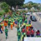 Muitos trabalhadores da limpeza urbana fazem caminhada em protesto na Curva do Saldanha, em Vitória.