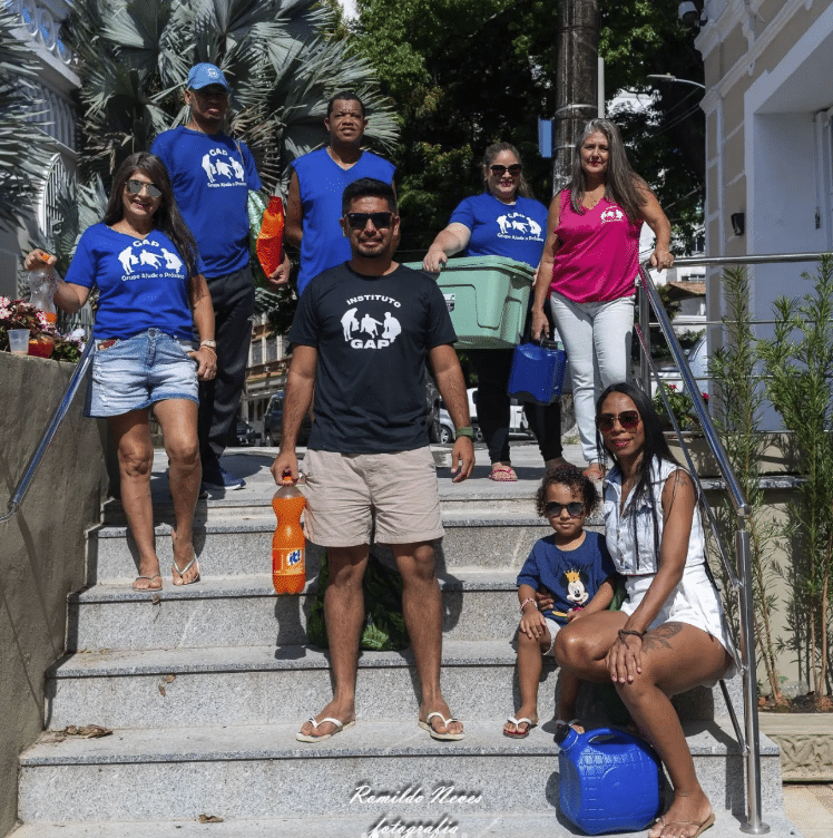Voluntários do Instituto GAP em uma escada se preparando para mais uma ação. A próxima será a distribuição de cestas básicas em Vila Velha