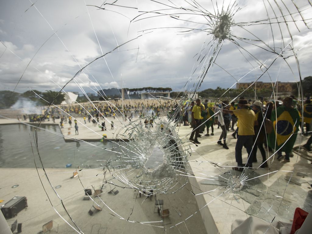Vidraça quebrada durante atos golpistas