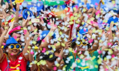Foliões em bloco de carnaval
