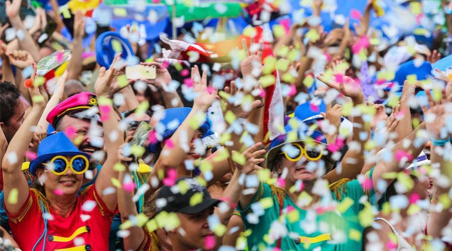Foliões em bloco de rua animam o carnaval com fantasias e confetes