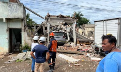 Bombeiros e Defesa Civil na casa que desabou em Vila Velha