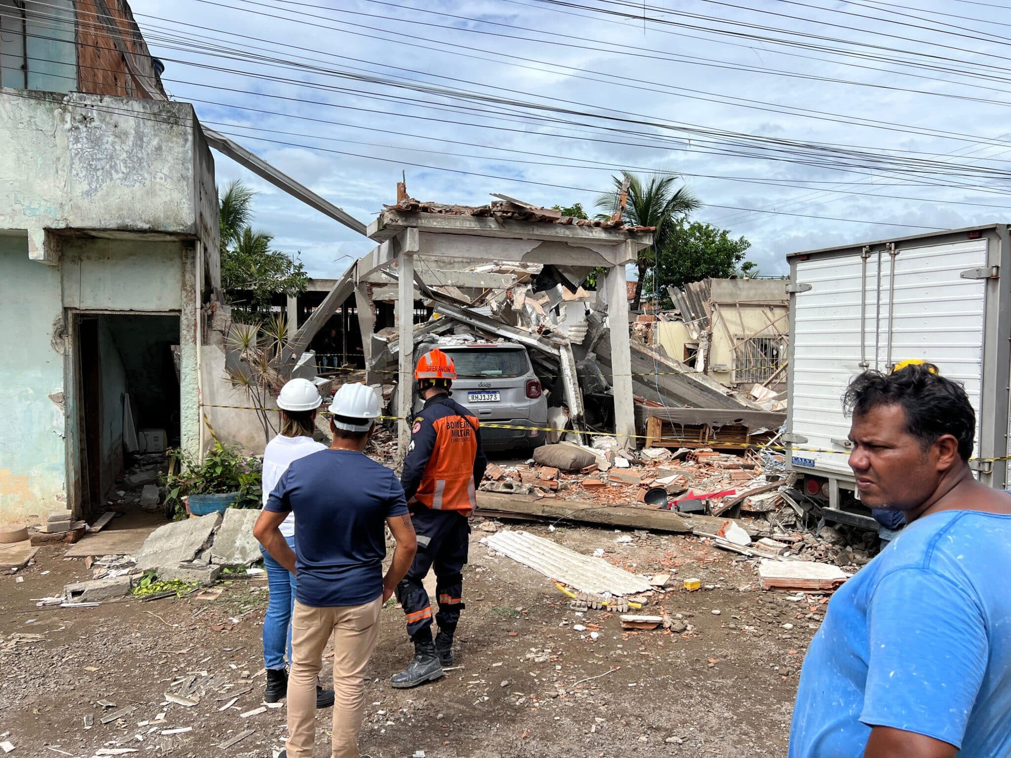 Bombeiros e Defesa Civil na casa que desabou em Vila Velha