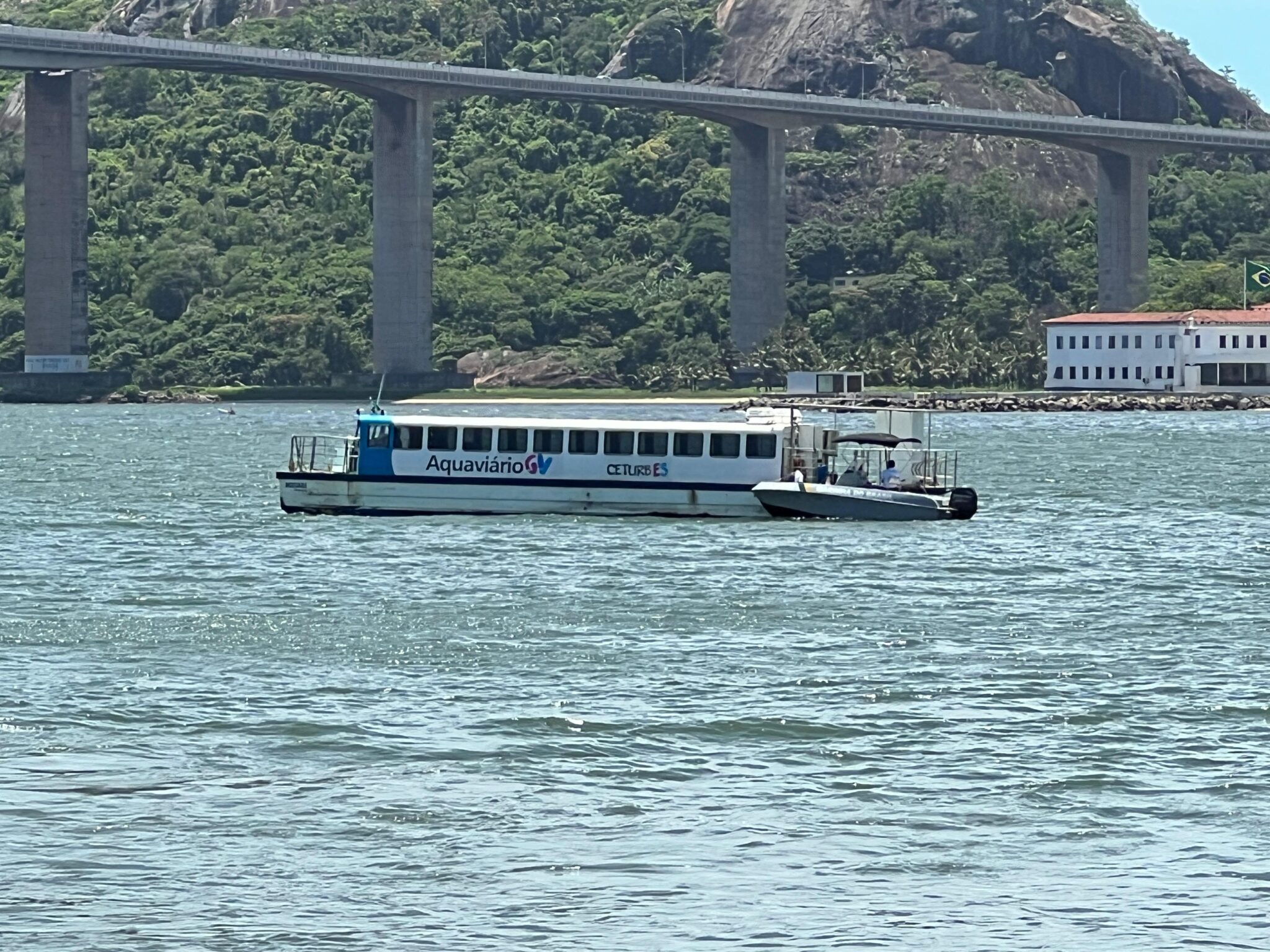 Lancha da Capitania dos Portos auxilia a embarcação do Aquaviário